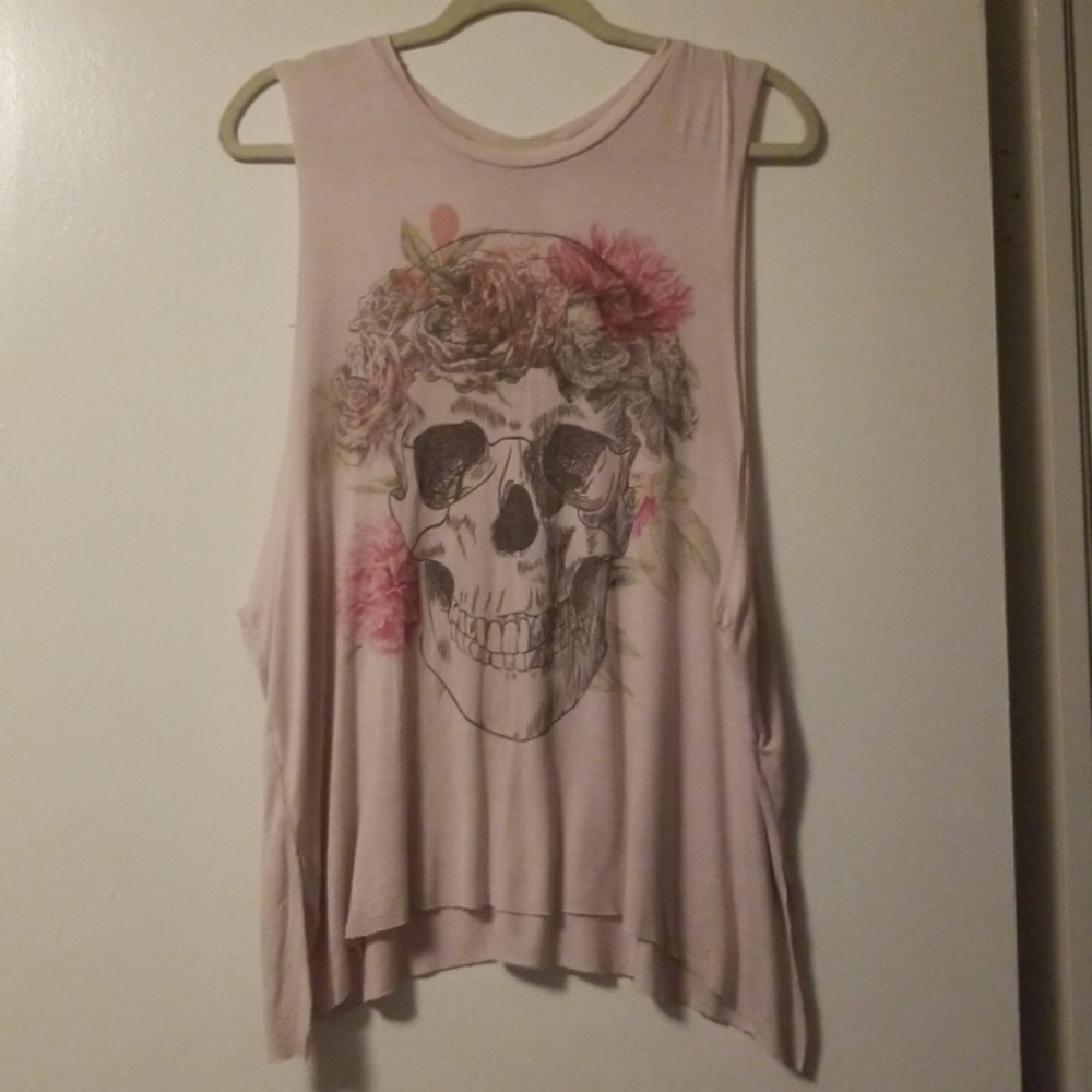 Tank with design and scoop side details